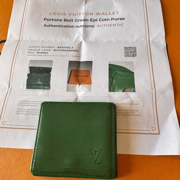 Louis Vuitton Other - Louis Vuitton Epi leather Coin purse with COA Green Wallet, Rubbing on sides